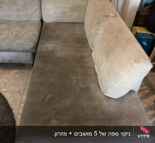 ספה עם כתמים כהים על הריפוד